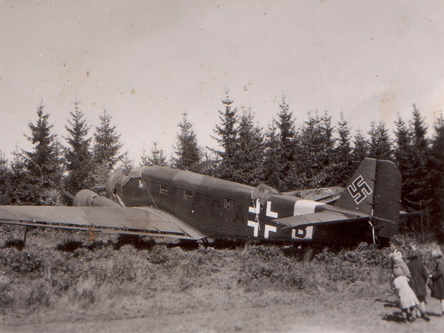 Das Flugzeug Ju52 nach der Notlandung