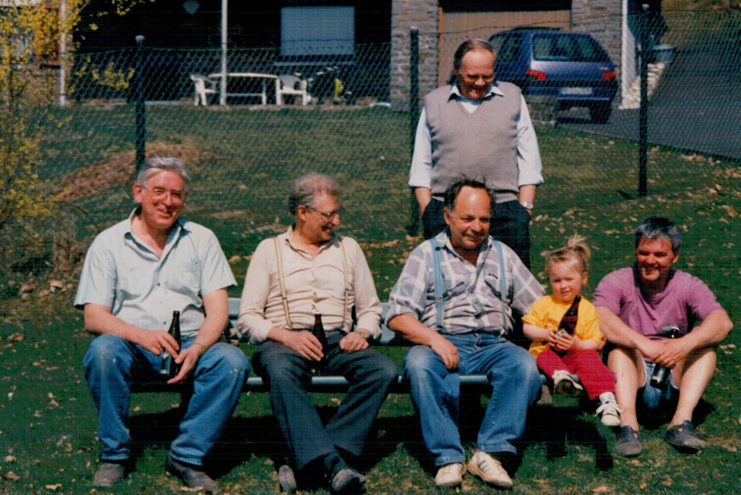 Die Nachbarn bei einer verdienten Arbeitspause. Hans-Walter Dornhoff, Alfons Schmidt, Günter Trapp, Erich Huhn, Enkelin von Herrn Dornhoff, Lothar Schirmuly (v. links)