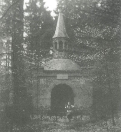 14 Das Mausoleum in intaktem Zustand. Alter des Bildes unbekannt